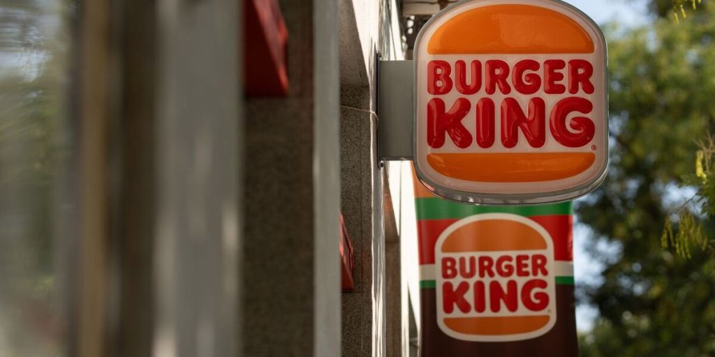 Burger King will buy its largest US franchisee for approximately $1 billion