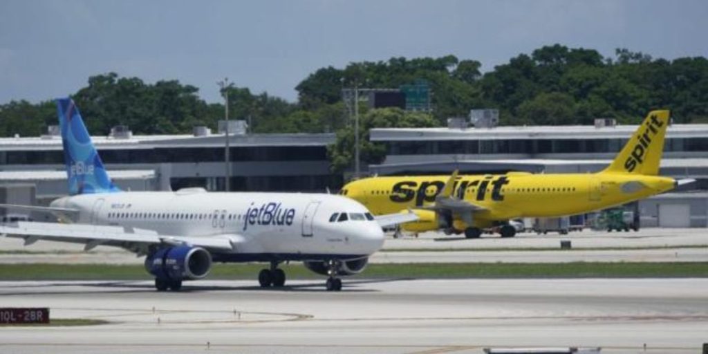 Judge blocks JetBlue's $3.8B Spirit Airlines takeover for competition concerns