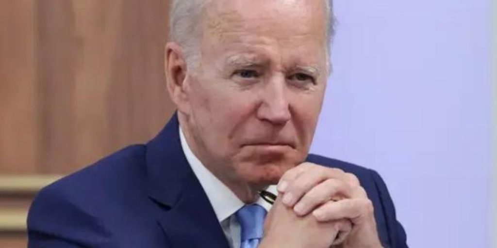 Roberts and Barrett, Supreme Court justices broke with conservatives to give Biden a border win