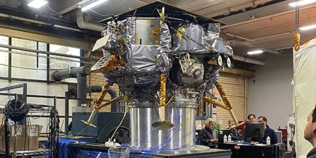 US moonshot fails, lunar lander burns up in Earth's atmosphere