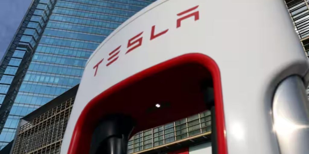 Tesla reduces the price of its "Full Self-Driving" system by one-third to $8,000